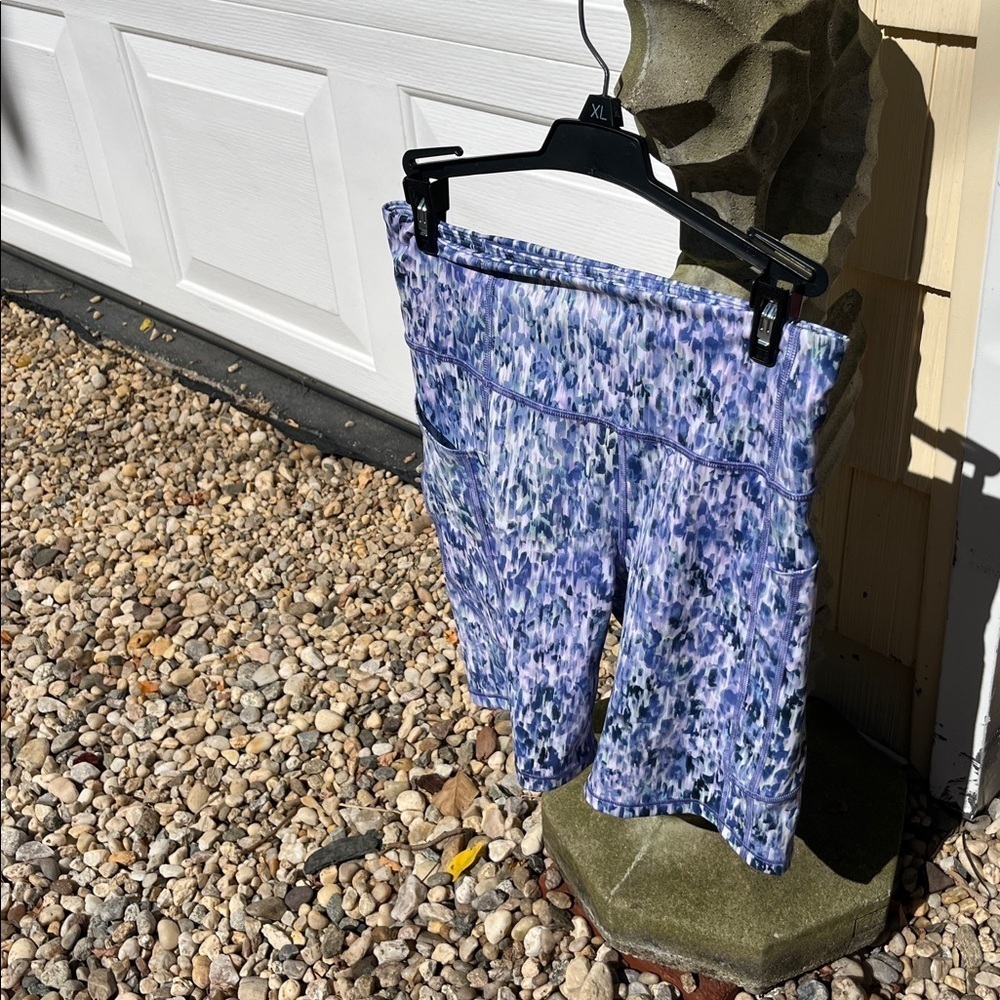 Athleta Ultimate Stash 7” Short - Picture 2 of 6